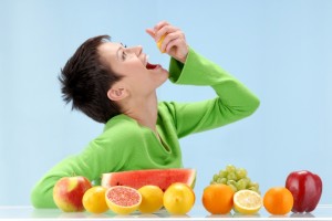 woman_eating_fruit322124732